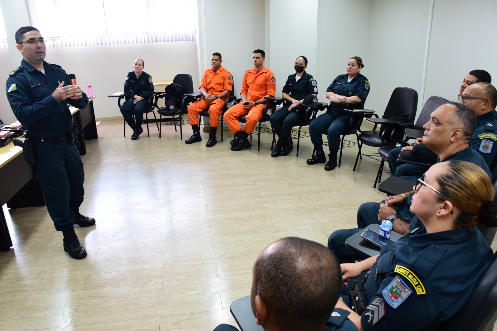 foto colorida de de bombeiros e gab militar do tjrr reunidos em uma roda