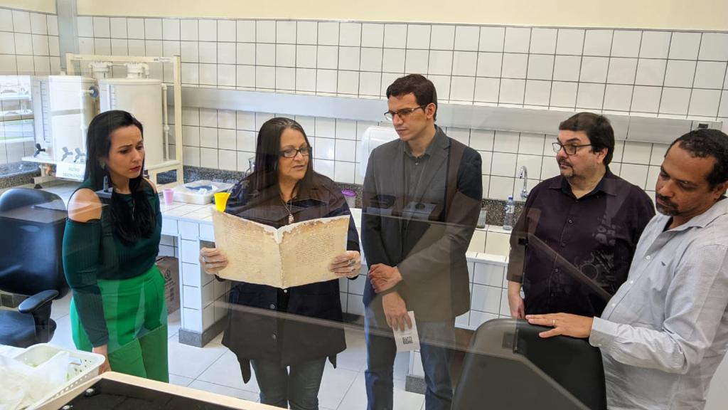  o secretário-geral do Tribunal de Justiça de Roraima (TJRR), Henrique Tavares, acompanhado da subsecretária de Gestão Documental, Lorrane Cost  no Tribunal de Justiça do Rio de Janeiro (TJRJ).