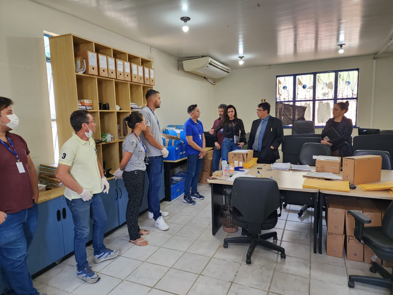 foto colorida em que Presidente do TJRR, des Jésus Nascimento  está fazendo visitas setorias