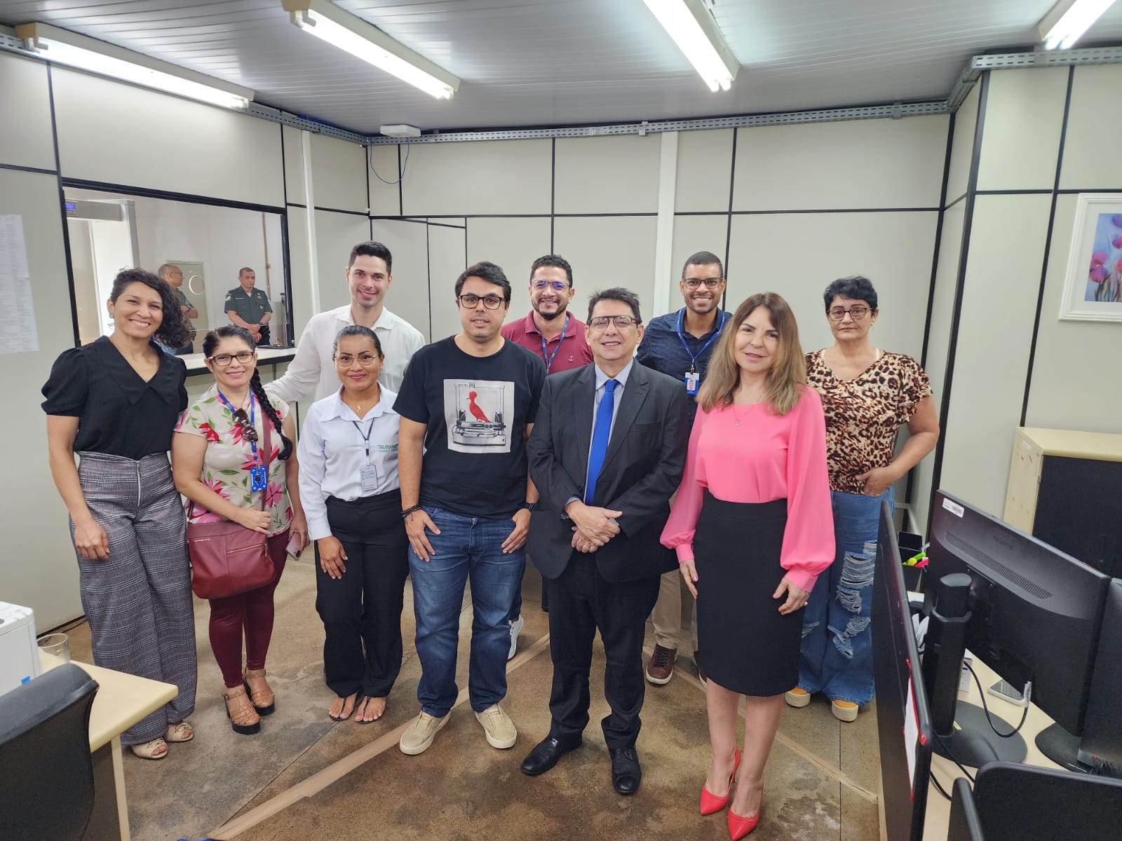 foto colorida do Presidente do TJRR, des Jésus Nascimento, pousando para a foto com os servidores de Bonfim