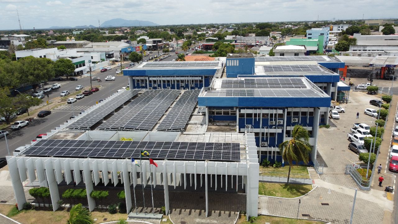 Foto aérea tirada do fórum cível, nela mostra o teto cheio de placas solares 