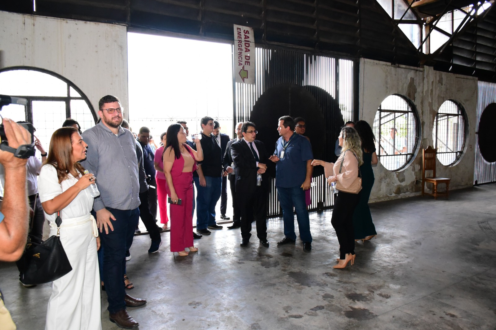 foto coloria de servidores e autoridades entrando dentro o palacio latife salomão