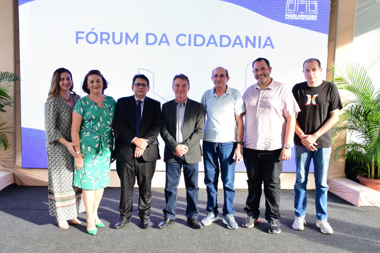 foto colorida de autoridades pousando para fotografia