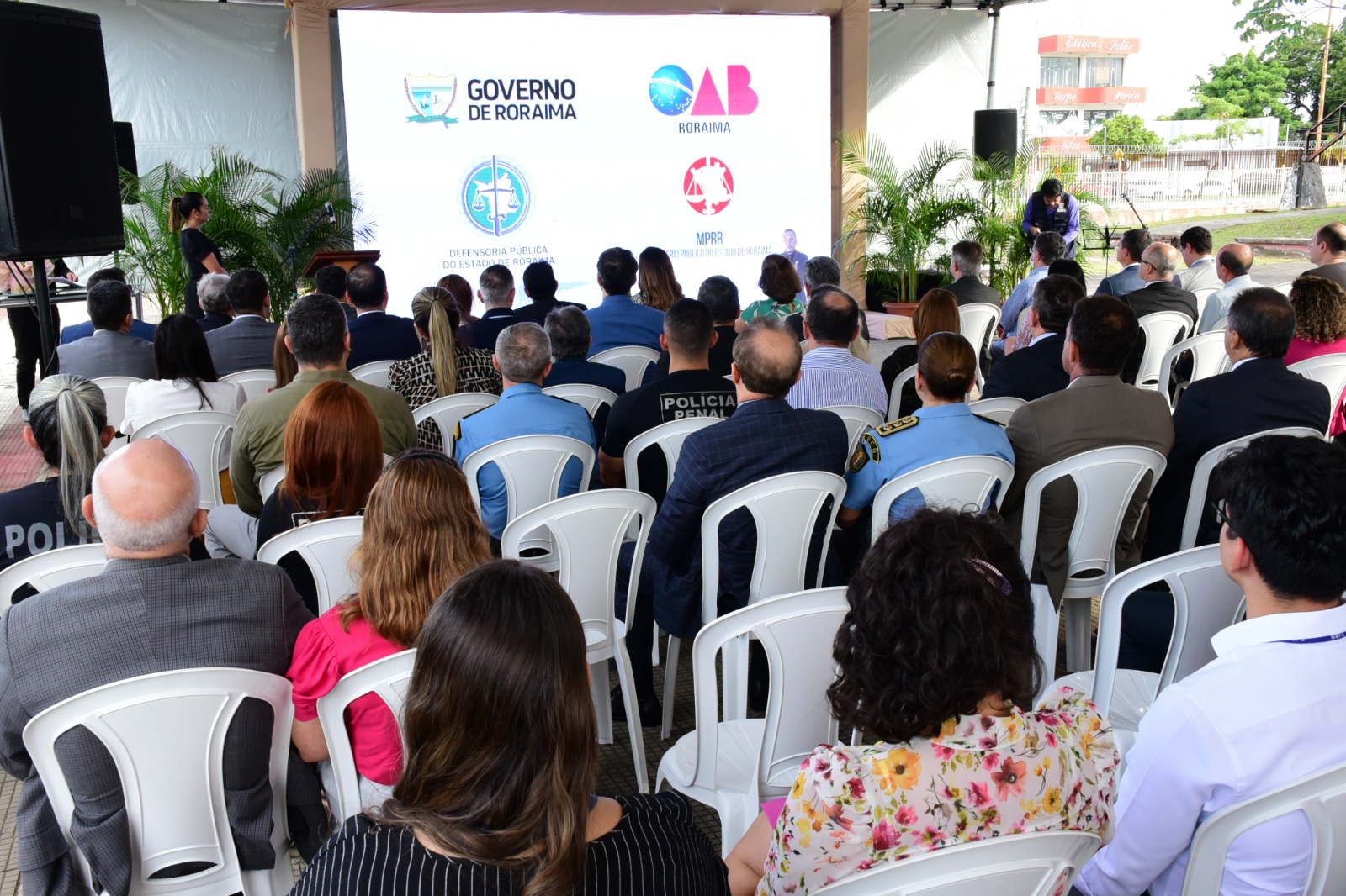 foto colorida de presentes para autoridades e servidores que estão sentados abiaxo de uma tenda no Palácio Latife Salomão