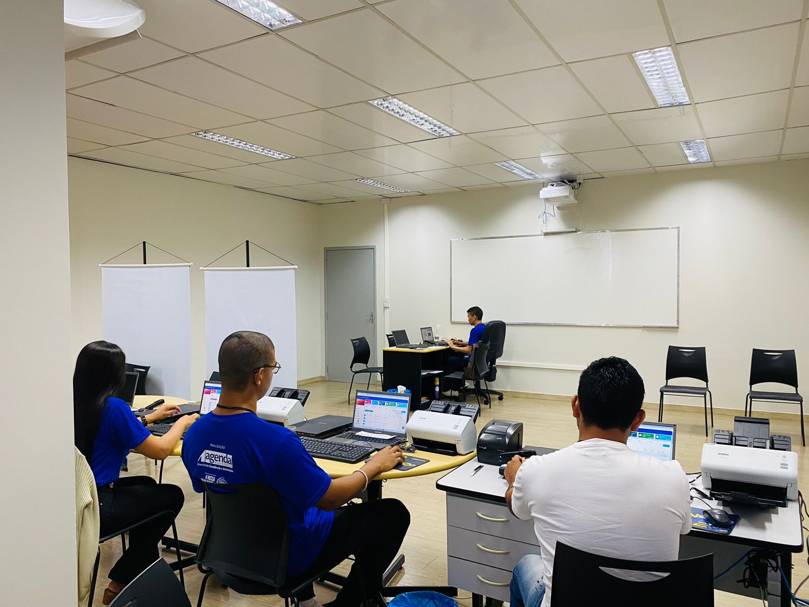 foto colorida em uma sala com uma banca de atendimento