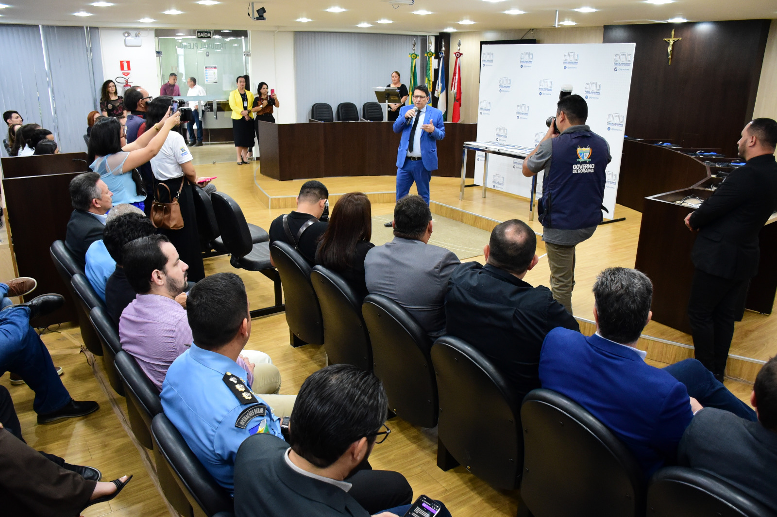 foto colorida dento do tribunal pleno da cerimonia