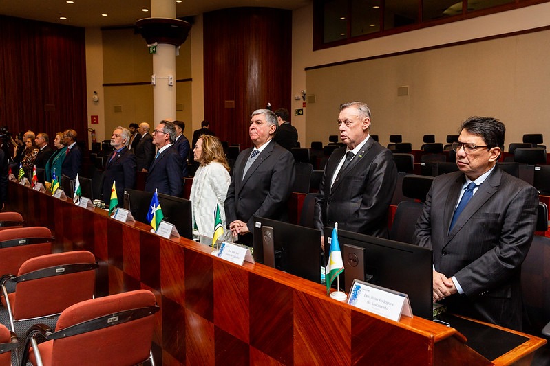 foto colorida de mesa composta por todos os presidentes dos Tribunais