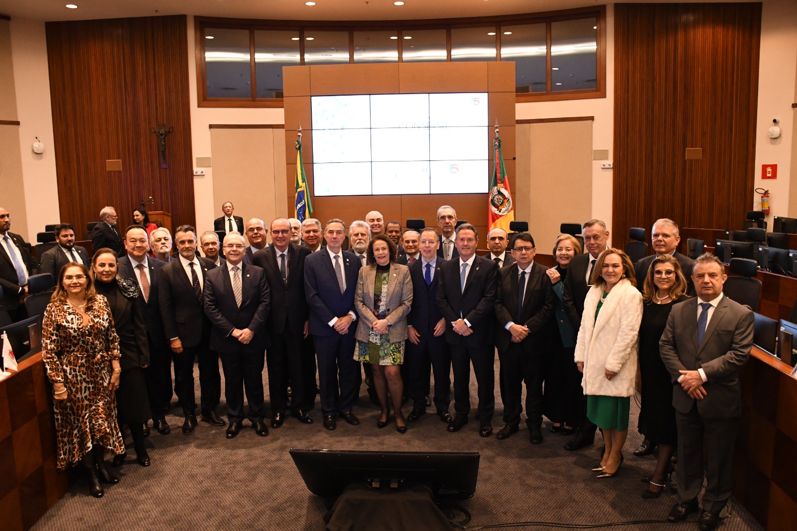 Foto colorida de todos os presidentes em pé pousando para foto