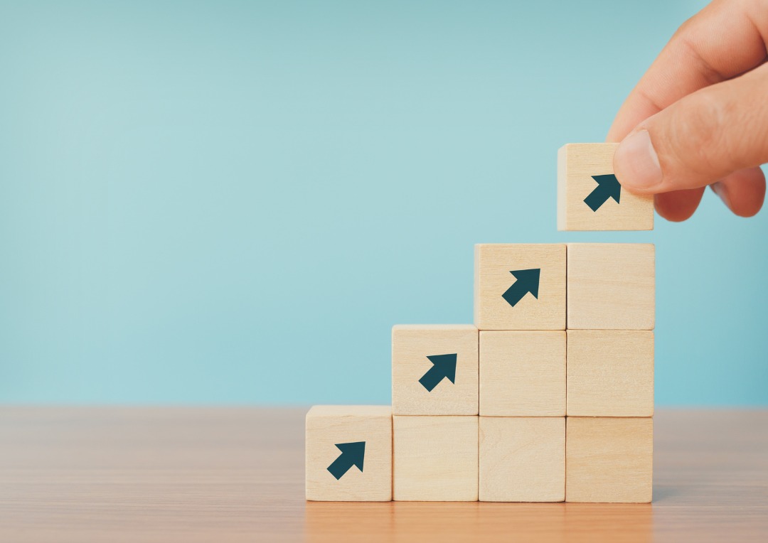 foto ilustrativa com blocos de madeiras pequenos com setas apontando para cima 