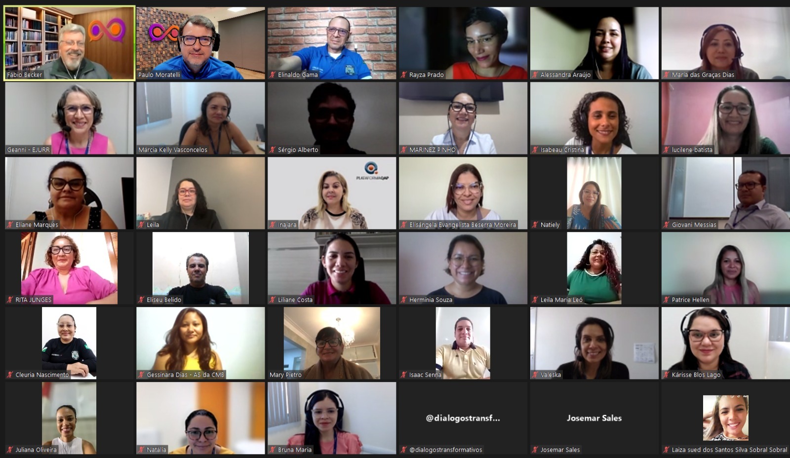 print colorido tirado de uma reunião online na qual aparece 40 pessoas com camera ligada