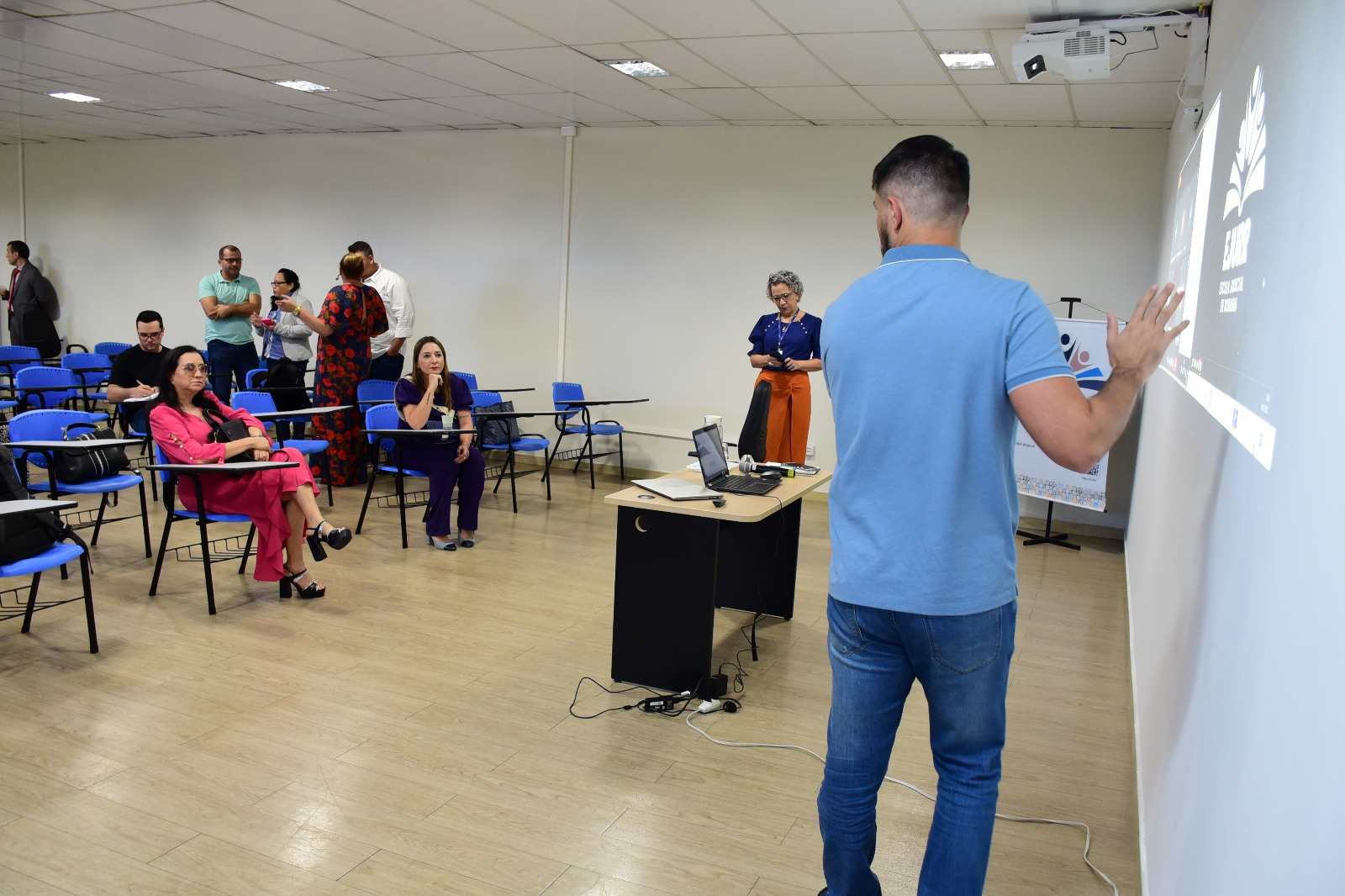 foto colorida do interior de uma sala de aula 