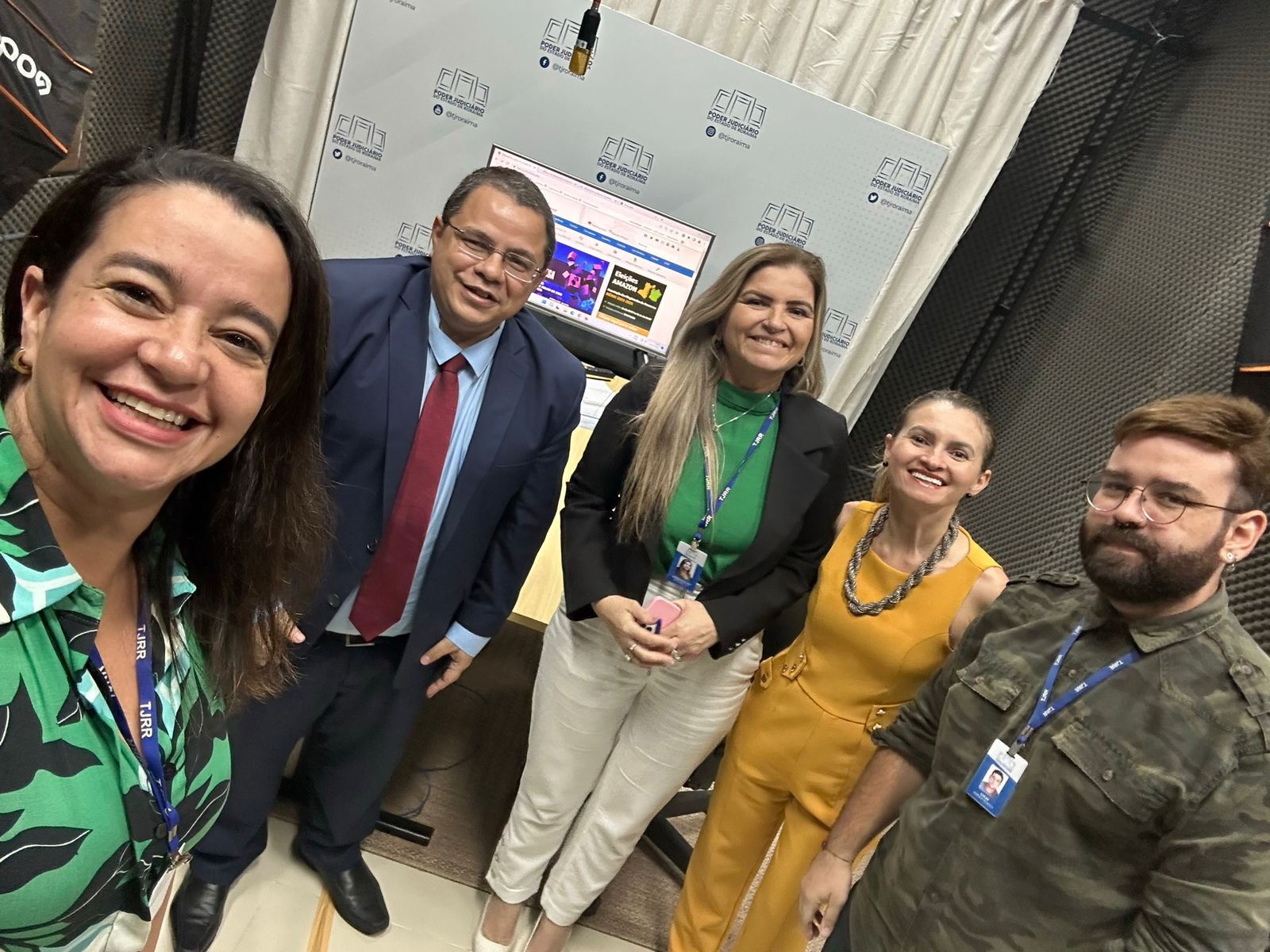 self colorida de um homem da comitiva com o NUCRI