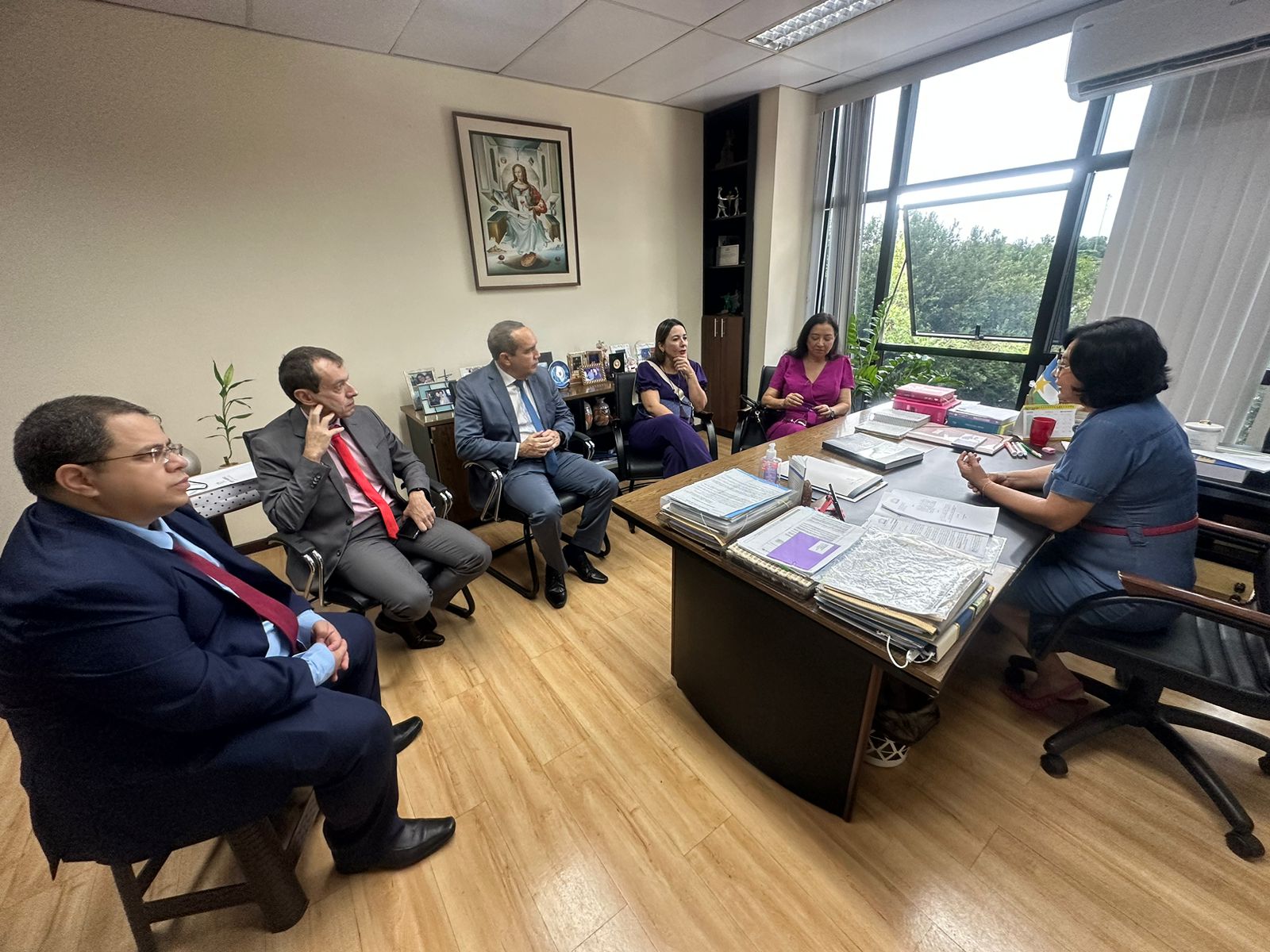 FOTO COLORIDA DA COMITIVA NO INTERIOR DE UM GABINETE 
