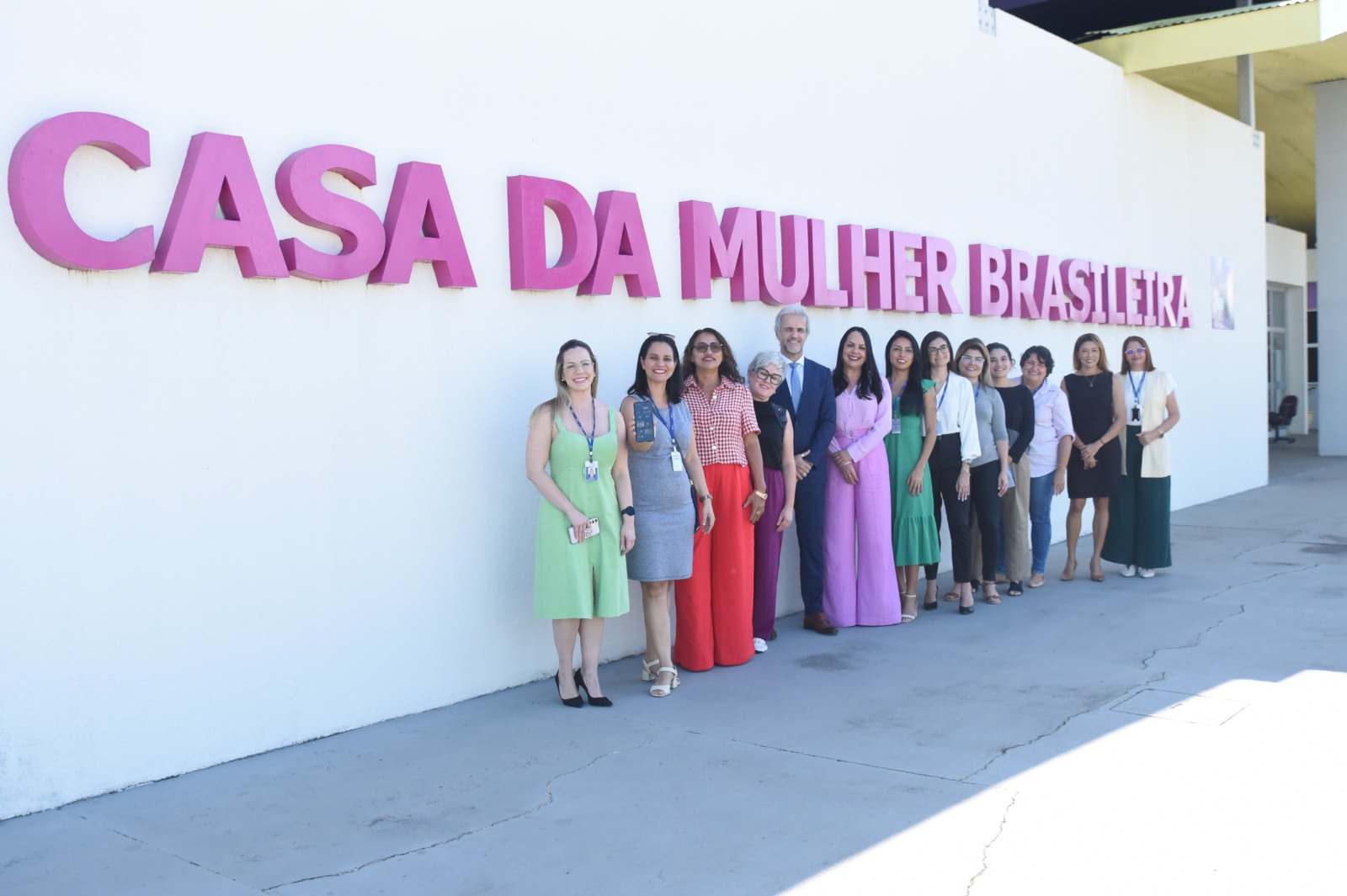 foto colorida de cursista enfrente ao letreiro da Casa da Mulher Brasileira