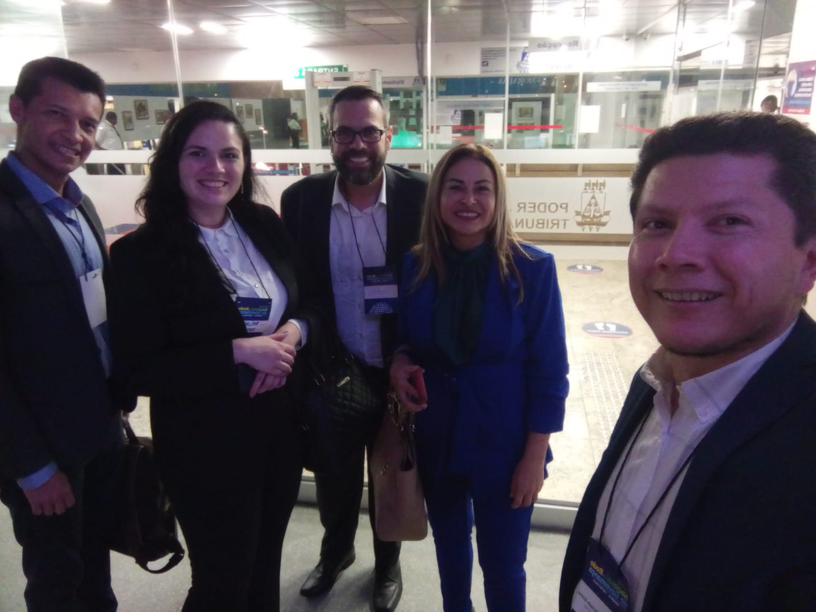 self tirada com cinco pessoas sendo duas mulheres e tres homem