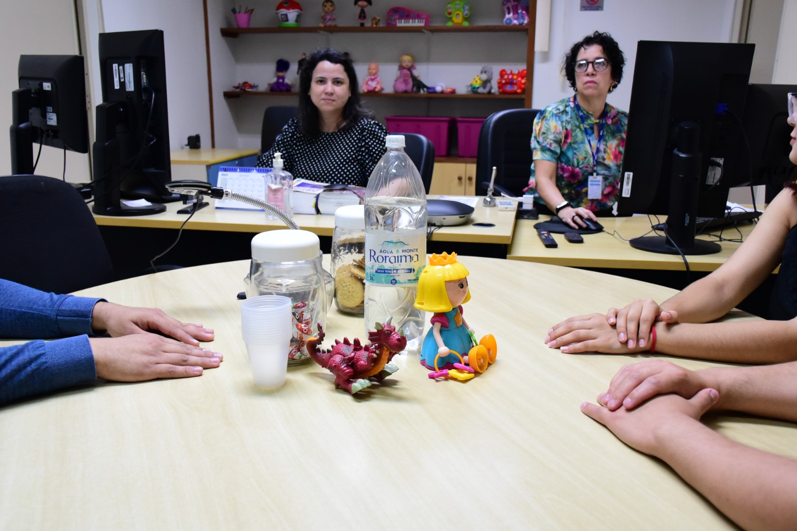 foto colorida de um atendimento sendo realizada na sala com bonecas