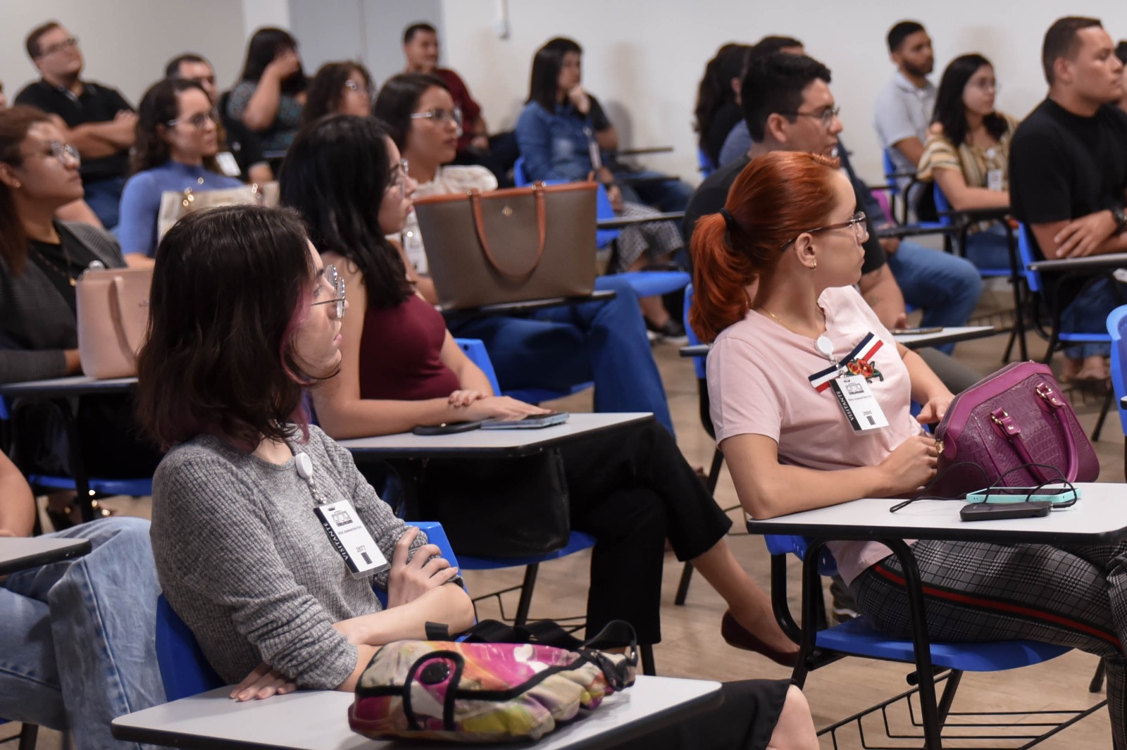 foto colorida da sala de aula com os alunos prestando atenção