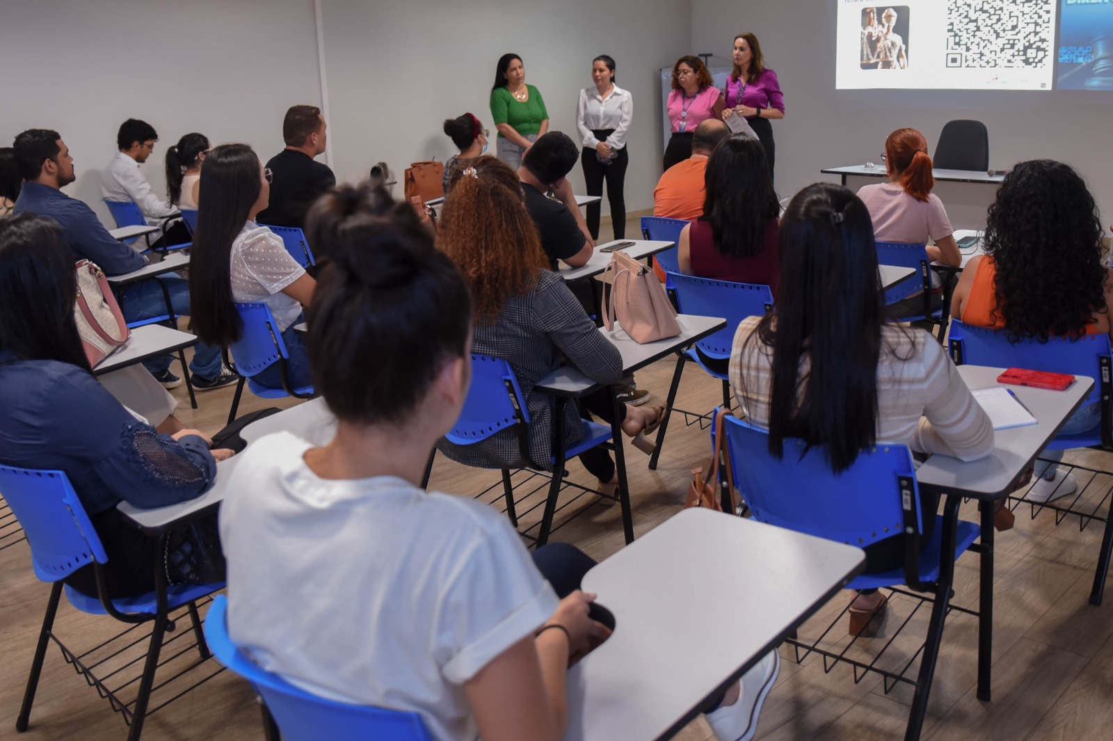 foto colorida da sala de aula com os alunos prestando atenção