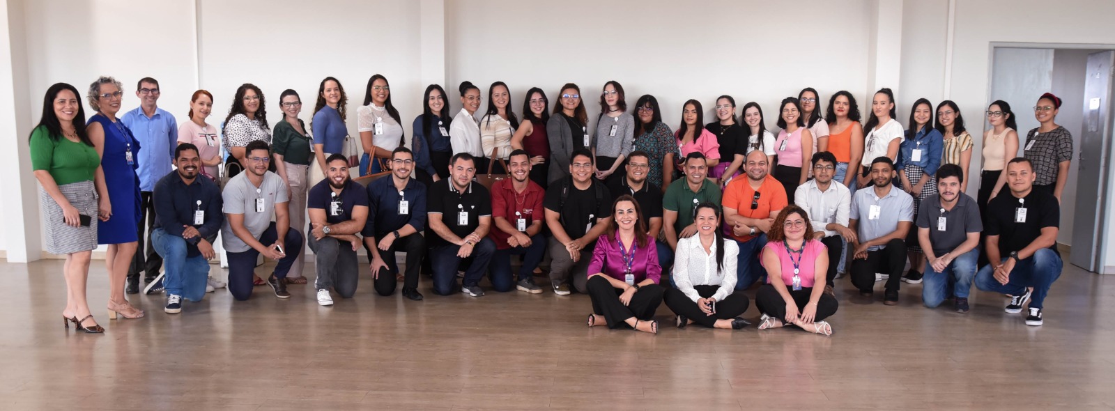 foto colorida de toda a turma reunida pousando para foto