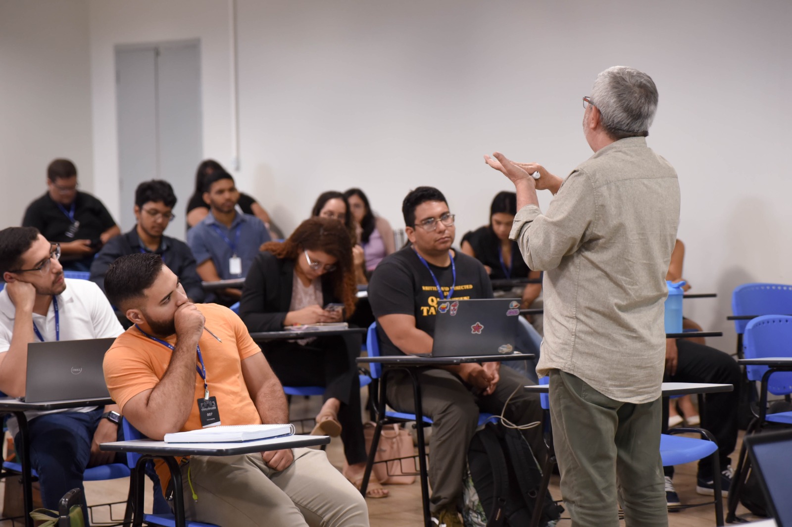foto colorida do  professor de Direito e escritor, Edson Damas ministrando a aula 