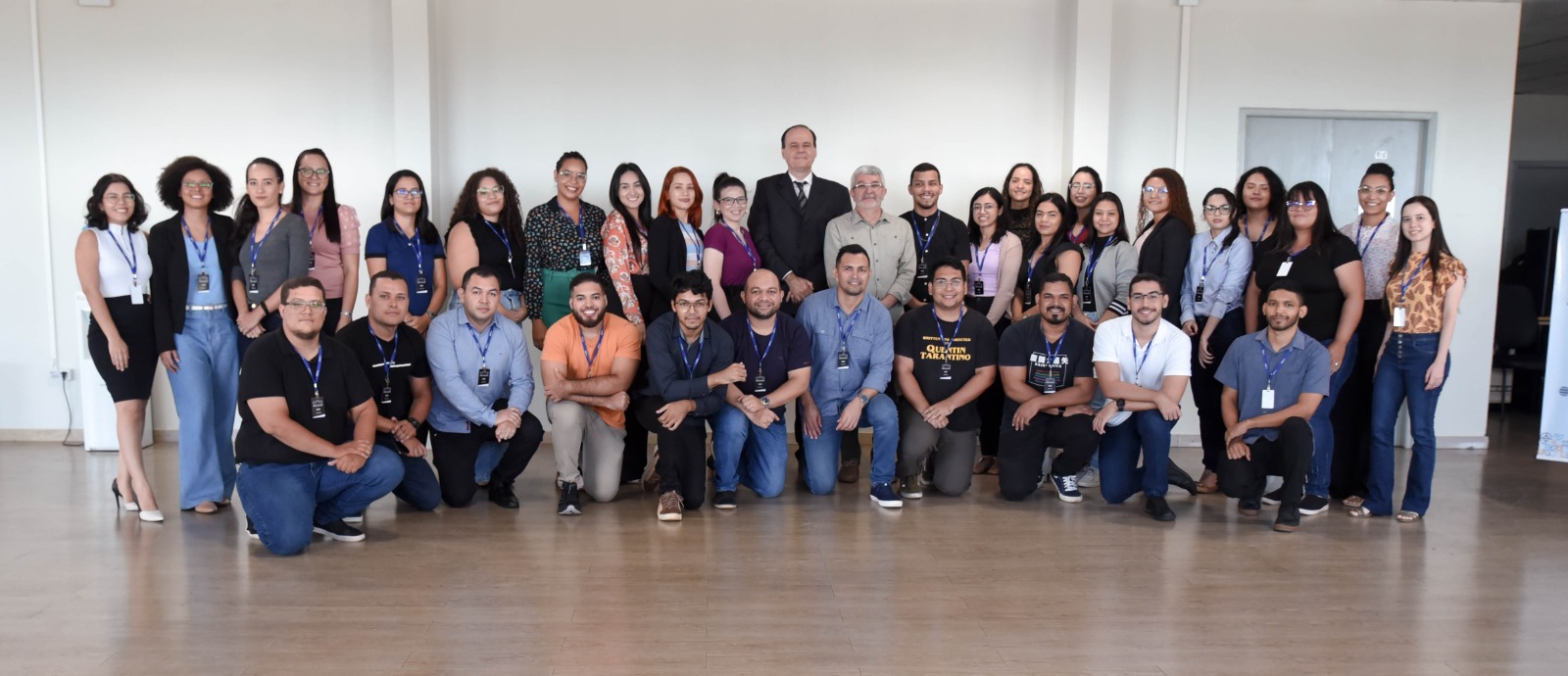 foto colorida da turma renida pousando para a foto