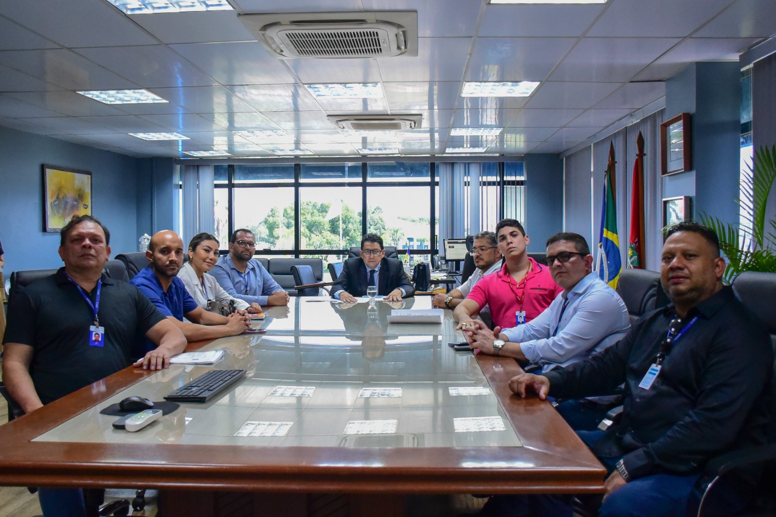 foto colorida na sala presidencial com uma mesa de reunião cheia de pessoas sentadas ao redor dela e o presidente na cabeceira da mesa