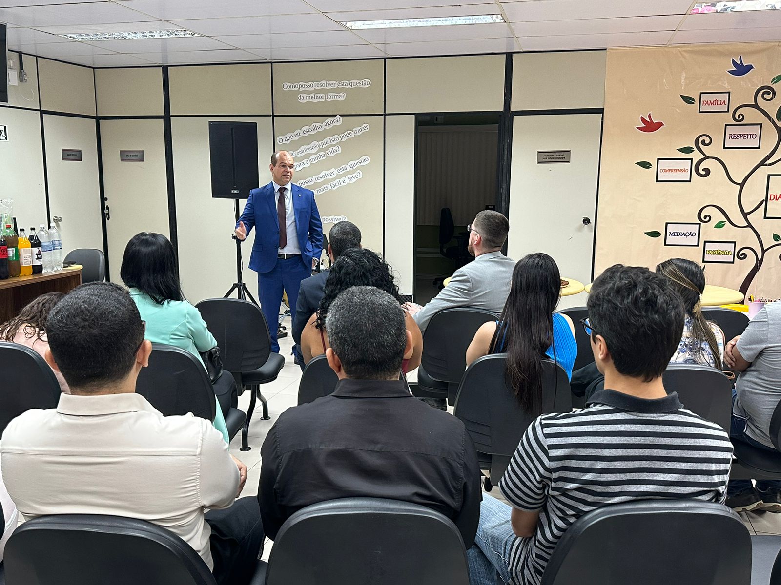 foto colorida da recepção com gente sentado esperando ser atedido