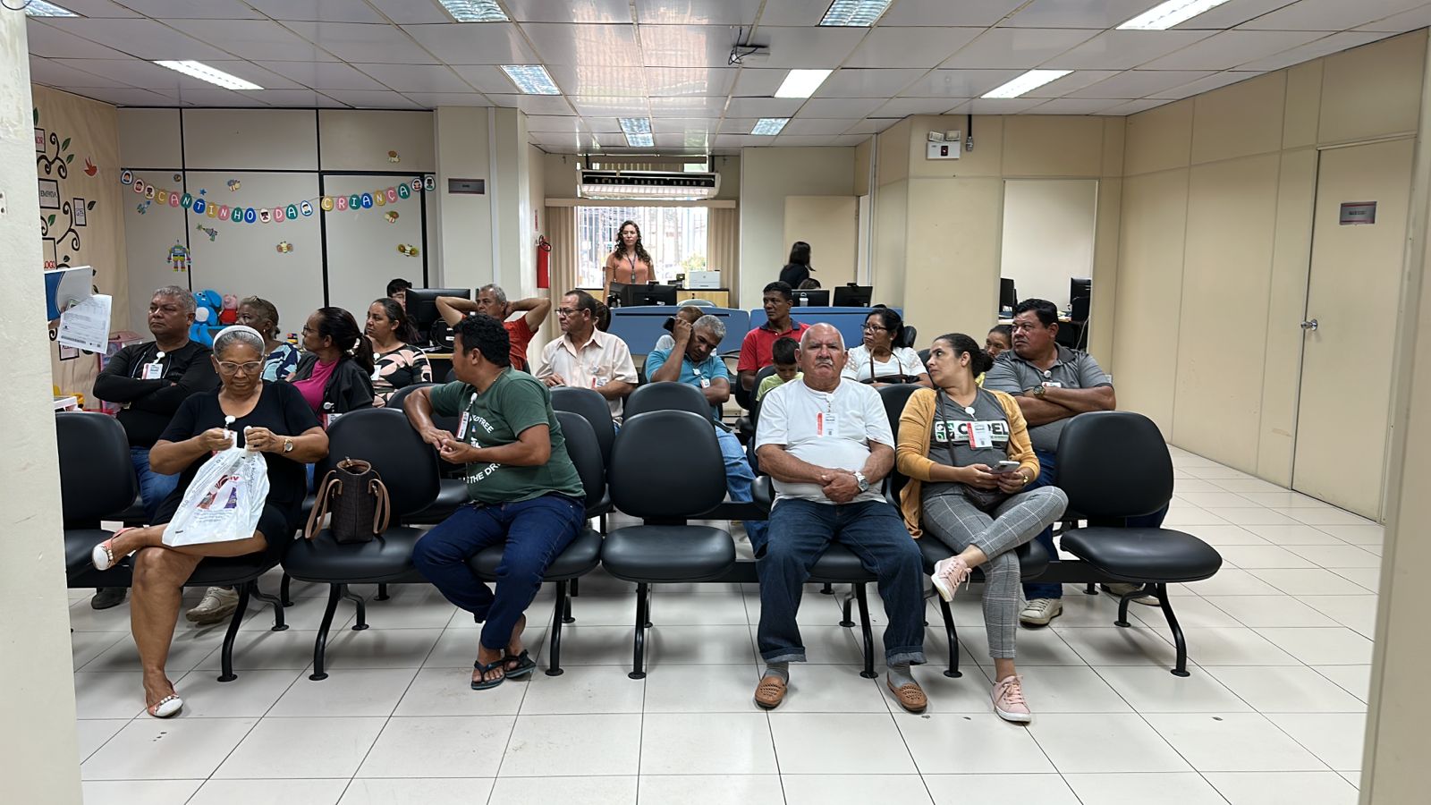 foto colorida da recepção com gente sentado esperando ser atedido