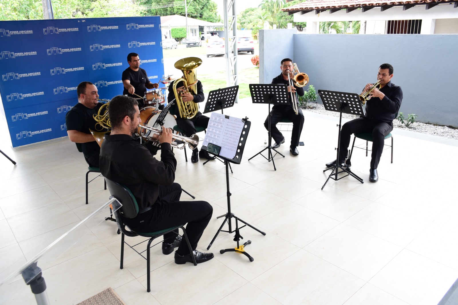 foto colorida do quinteto de orquestra tocando