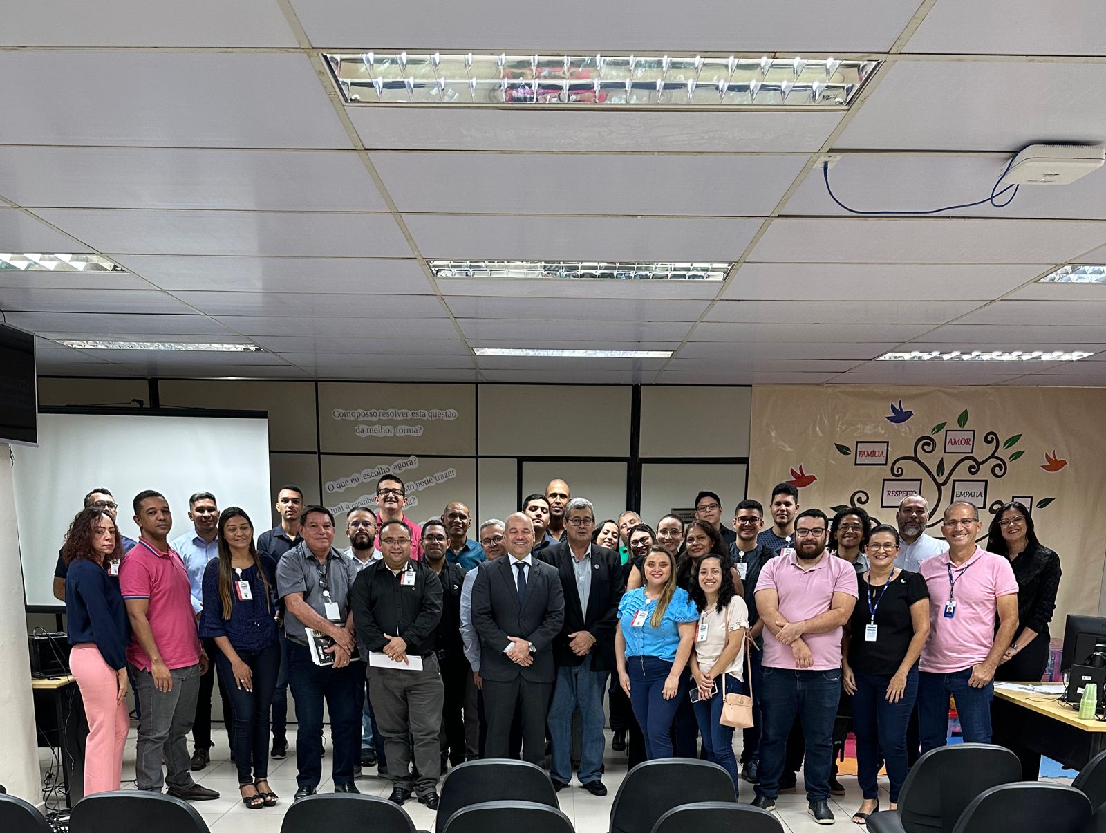 foto colorida da turma pousando para a foto