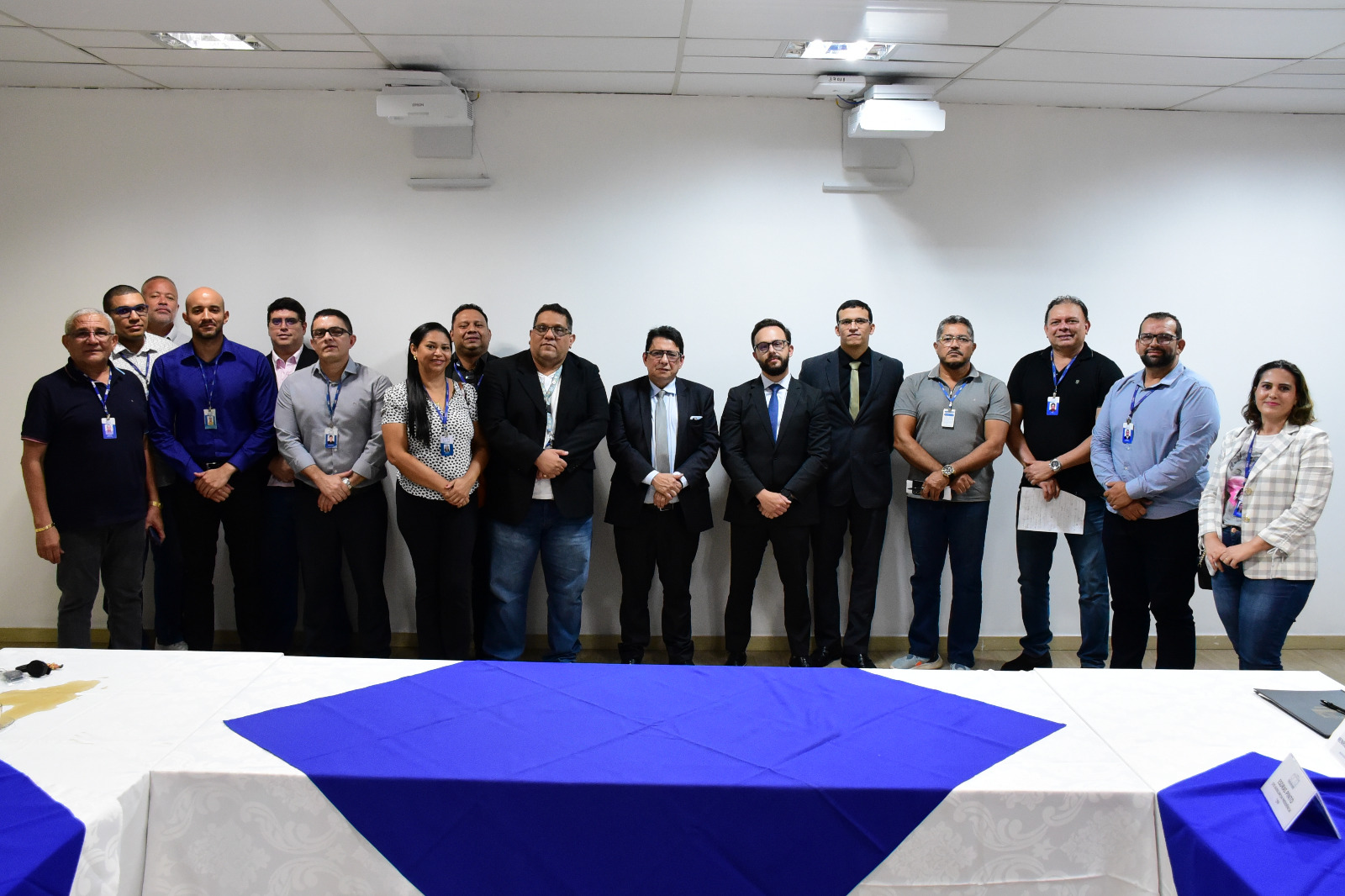 foto colorida mostra o presidente do TJRR, desembargador Jésus Nascimento, posando para foto, em pé, juntamente aos representantes de sindicatos e associações de servidores do Poder Judiciário de Roraima e o juiz auxiliar da presidência, Esdras Silva, o secretário geral, Henrique Tavares, e o chefe da assessoria Jurídica da presidência, Alexandre Martins. Todos estão na sala da EJURR. 
