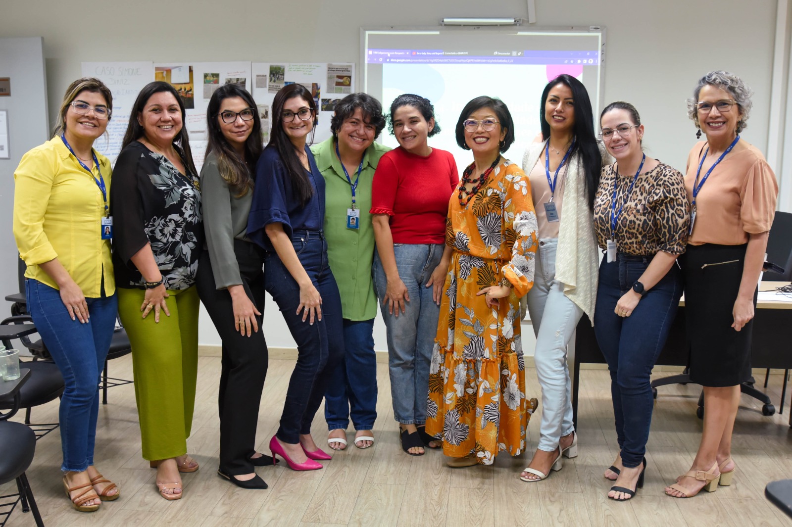 foto colorida de 10 servidoras do TJRR pousando para a fotografia