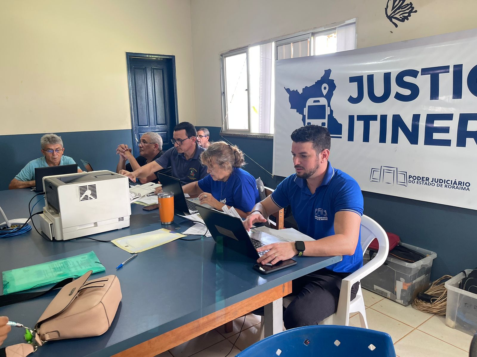foto colorida em uma mesa de atendimentos da justiça intinerante