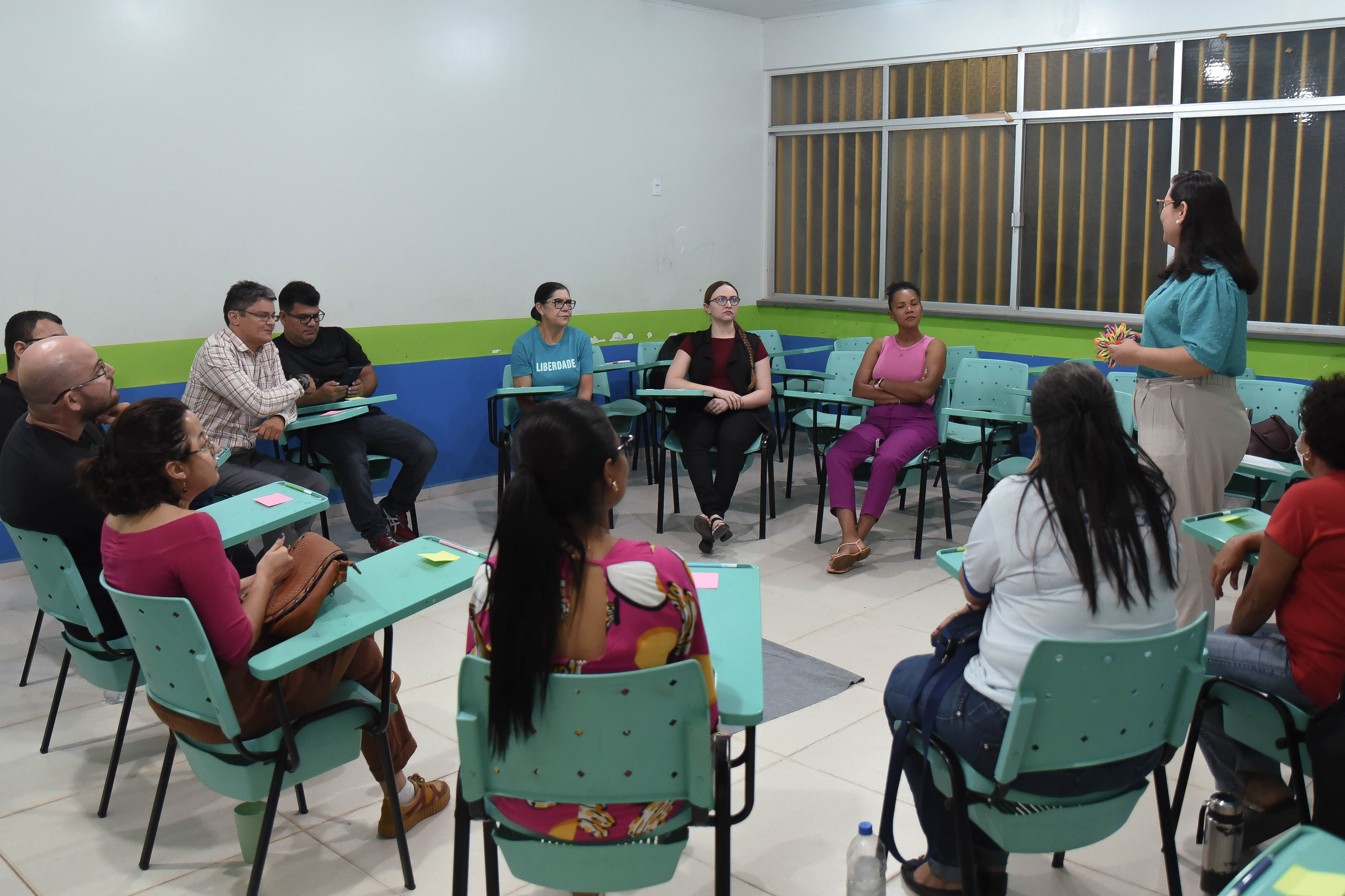 Pessoas reunidas em uma roda conversando.