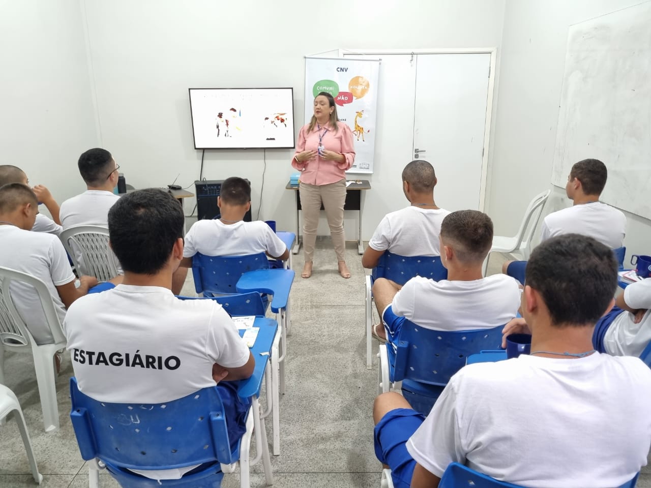 Alunos de costas em uma sala de aula.