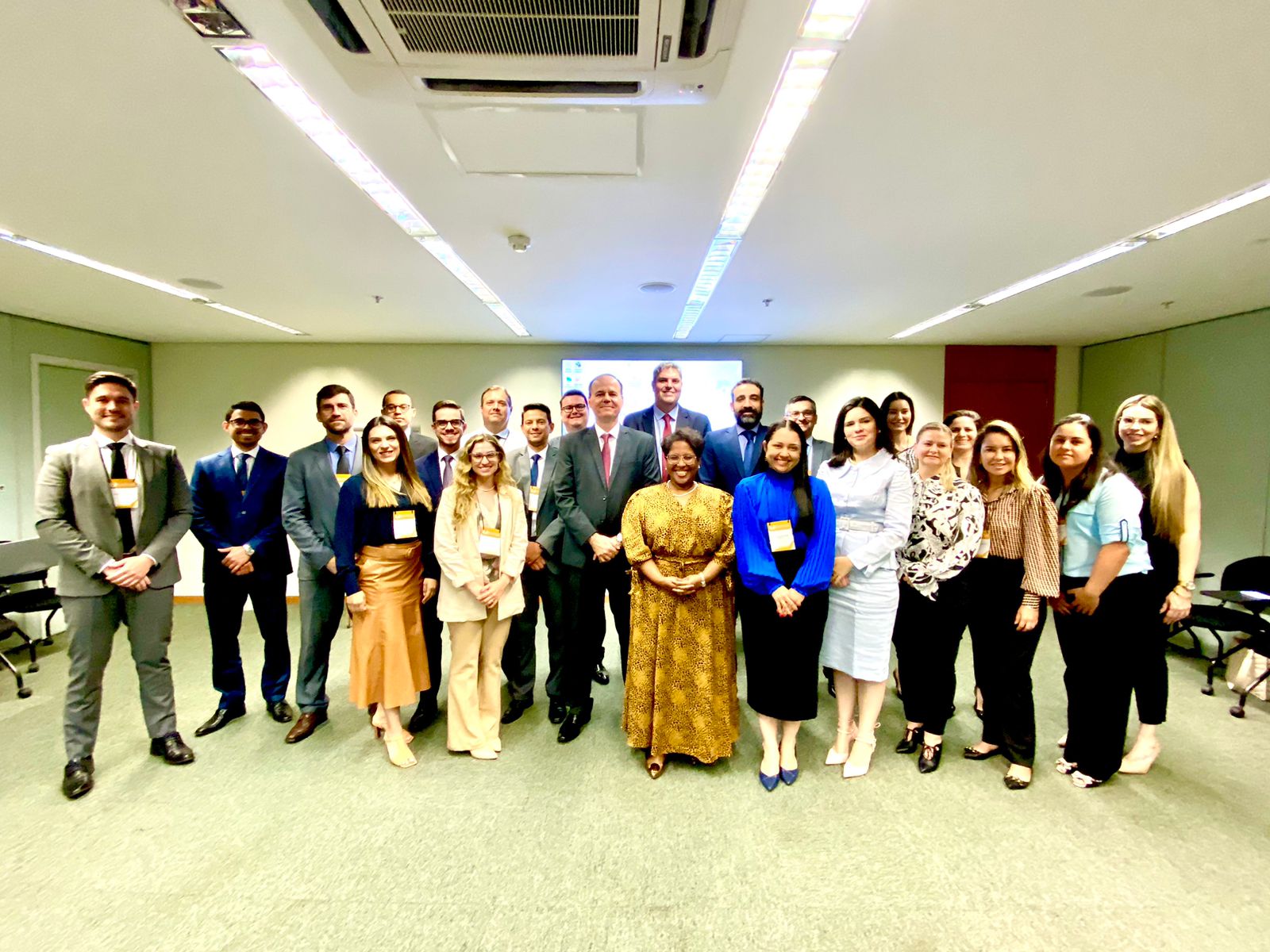 FOTO DA TURMA REUNIDA POUSANDO PARA A FOTO