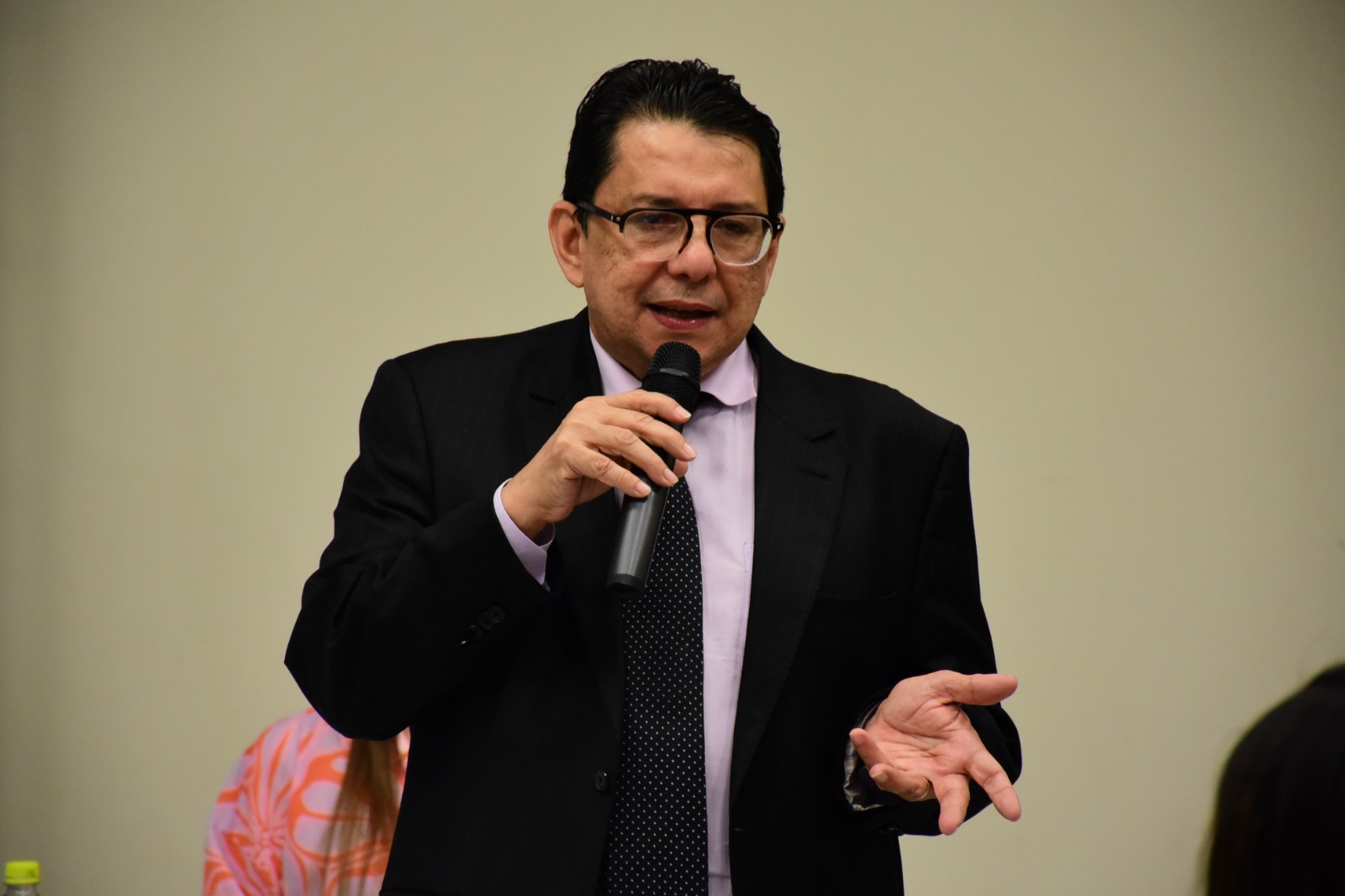 imagem colorida do Presidente do TJRR, desembargador Jésus Nascimento, falando ao microfone. 