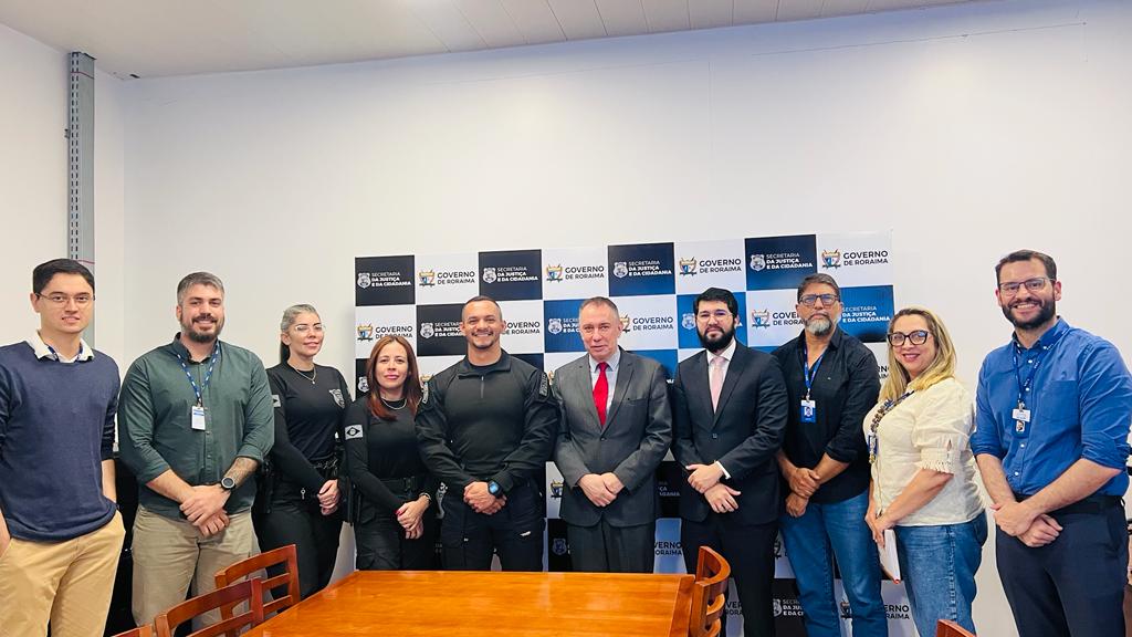 Foto mostra dez pessoas reunidas em uma mesa retangular durante reunião. Participava da comitiva do TJRR, sete integrantes do Judiciário,  o desembargador Almiro Padilha, supervisor do Grupo de Monitoramento do Sistema Carcerário – GMF, o juiz da Vara da Execução Penal, Daniel Amorim e os servidores do GMF Dagoberto Gonçalves, Débora Gomes e Jadson Costa, além do do secretário de tecnologia e informação do TJRR, Tiago Lobo e o servidor Gabriel Silveira. As outras três pessoas eram representantes da Sejuc, o secretário de justiça e cidadania, Hércules Pereira, a secretária adjunta, Michelly Vial e a diretora do Departamento Sistema Penitenciário, Fabiany Said.