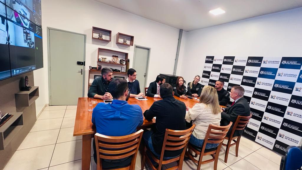  Foto mostra dez pessoas reunidas em uma mesa retangular durante reunião. A comitiva do TJRR, contendo sete integrantes do Judiciário,  o desembargador Almiro Padilha, supervisor do Grupo de Monitoramento do Sistema Carcerário – GMF, o juiz da Vara da Execução Penal, Daniel Amorim e os servidores do GMF Dagoberto Gonçalves, Débora Gomes e Jadson Costa, além do do secretário de tecnologia e informação do TJRR, Tiago Lobo e o servidor Gabriel Silveira. As outras três pessoas eram representantes da Sejuc, o secretário de justiça e cidadania, Hércules Pereira, a secretária adjunta, Michelly Vial e a diretora do Departamento Sistema Penitenciário, Fabiany Said. 