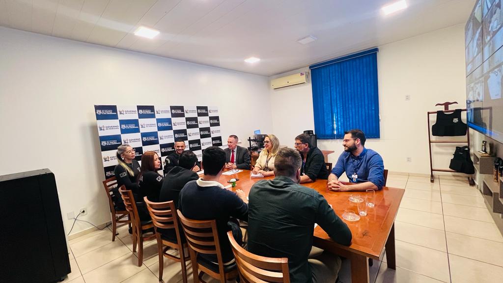  Foto mostra dez pessoas reunidas em uma mesa retangular durante reunião. A comitiva do TJRR, contendo sete integrantes do Judiciário,  o desembargador Almiro Padilha, supervisor do Grupo de Monitoramento do Sistema Carcerário – GMF, o juiz da Vara da Execução Penal, Daniel Amorim e os servidores do GMF Dagoberto Gonçalves, Débora Gomes e Jadson Costa, além do do secretário de tecnologia e informação do TJRR, Tiago Lobo e o servidor Gabriel Silveira. As outras três pessoas eram representantes da Sejuc, o secretário de justiça e cidadania, Hércules Pereira, a secretária adjunta, Michelly Vial e a diretora do Departamento Sistema Penitenciário, Fabiany Said. 