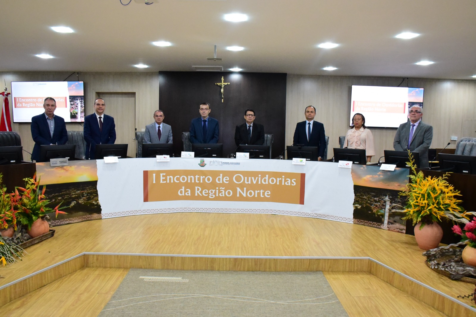 foto colorida da mesa de autoridades onde todos estão em pé no tribunal pleno