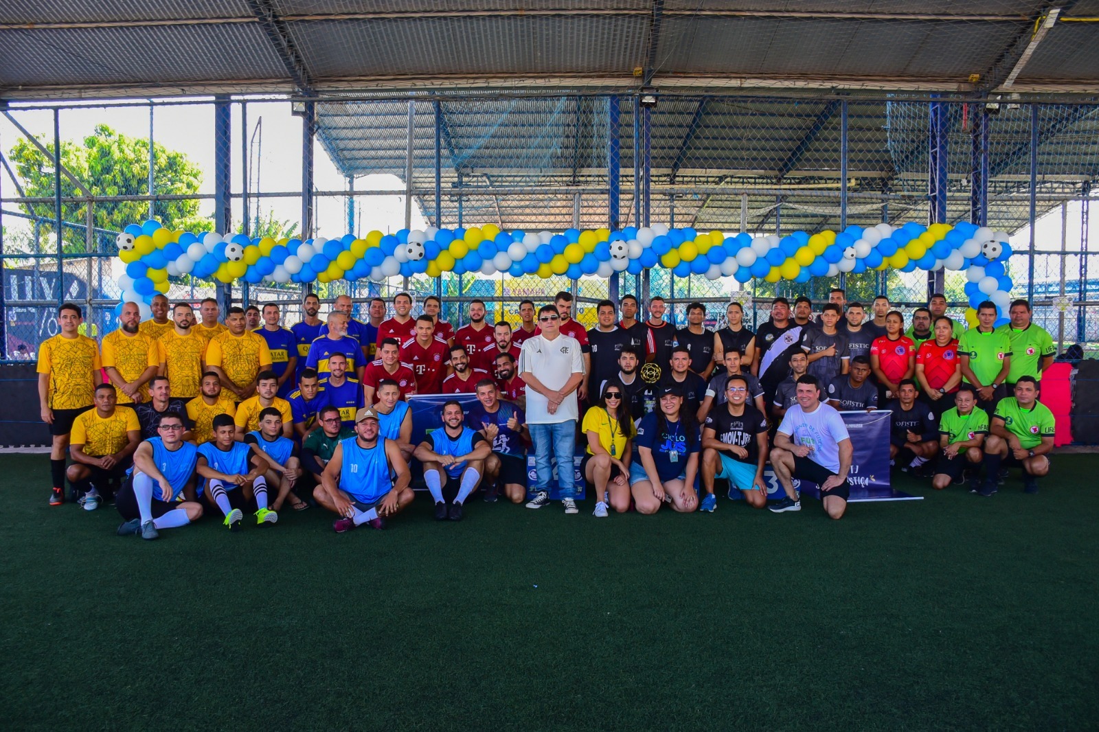 foto de todos os times reunidos pousando para a fotografia