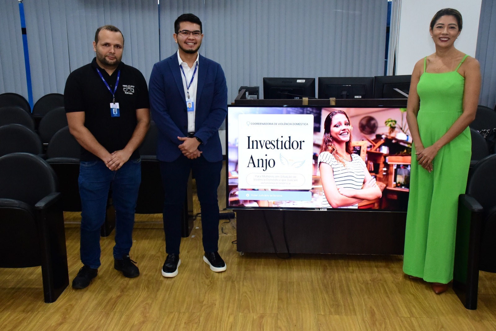 oto colorida com os uma servidoras mulheres e dois homens ao lado do banner da TV com o Investidor anjo