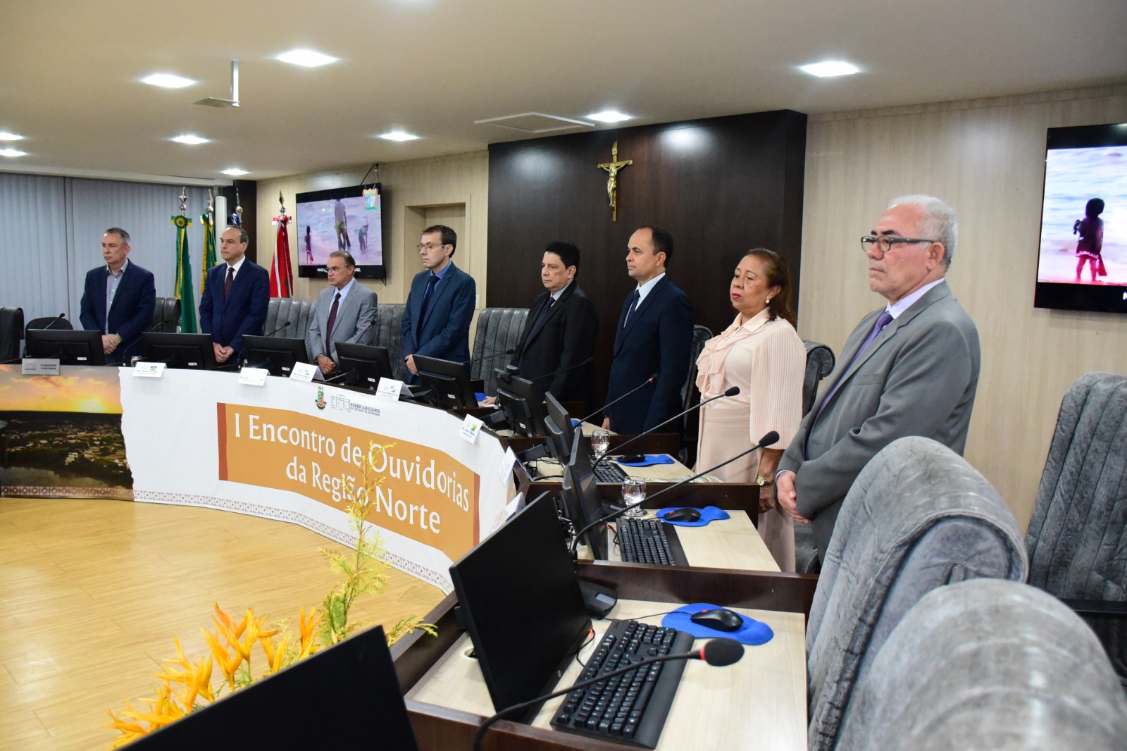 foto colorida da mesa de autoridades onde todos estão em pé no tribunal pleno