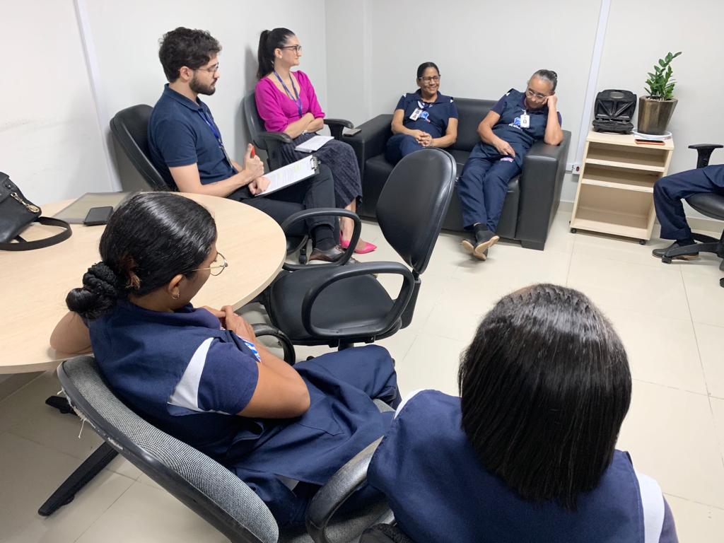 foto colorida de um roda de conversa com tercerizados