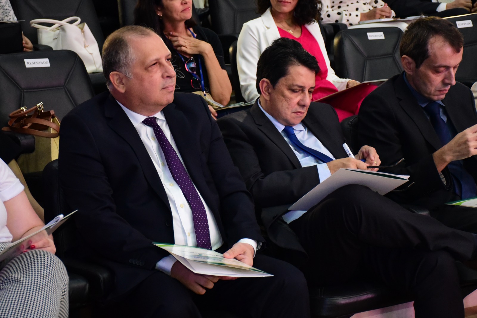 foto colorida dando enfoque no presidente do TJRR sentado no auditorio