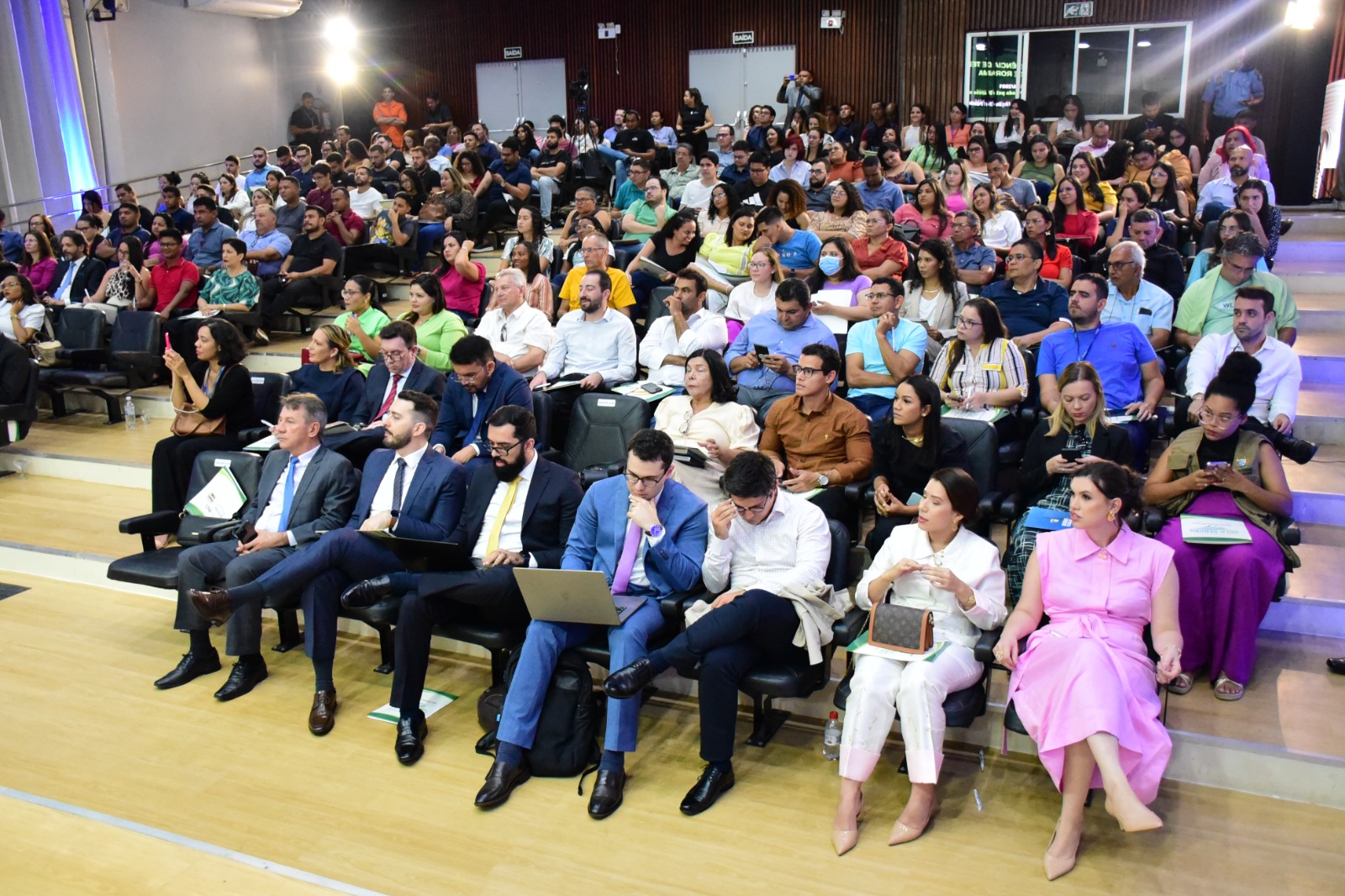 foto colorida do auditório cheio de gente sentada