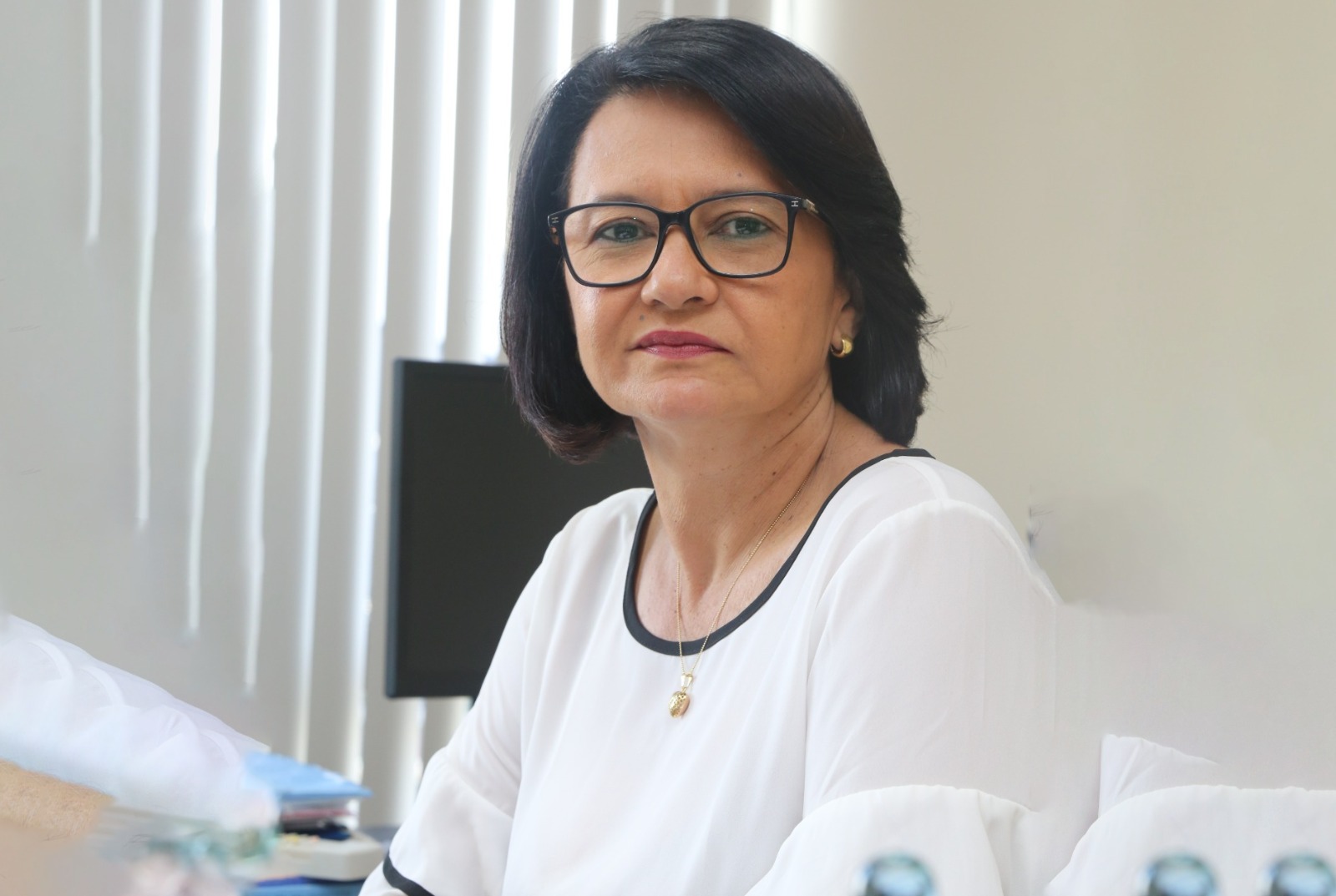 Foto colorida mostra a presidente da Comissão Permanente de Acessibilidade e Inclusão do Tribunal de Justiça de Roraima, desembargadora Tânia Vasconcelos, posando para a foto