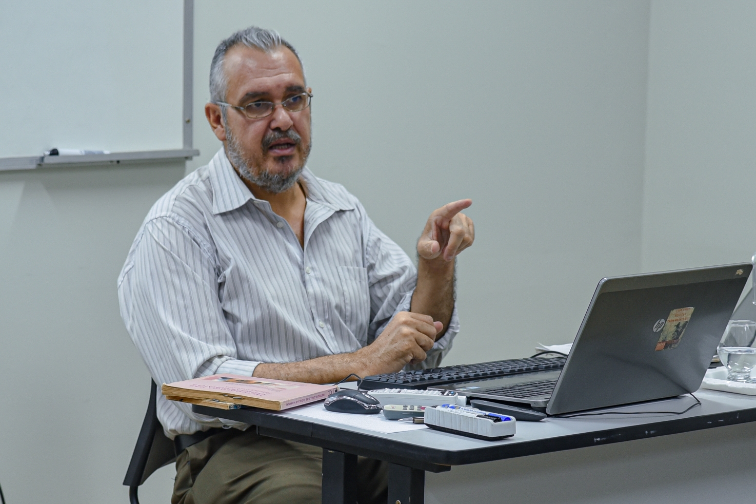 foto colorida dando enfoque no professor da universidade federal de tocantis, Paulos Sergio 