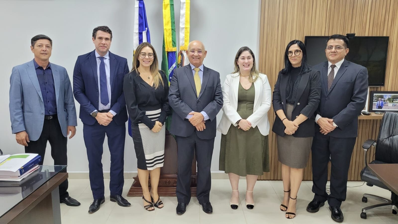foto colorida dos  juíza-auxiliar da CGJ-RR, Rafaella Holanda Silveira, a diretora da CGJ-RR, Larissa Barros, a chefe de gabinete Ellen Cristina e o assessor Robervando Magalhães, os juízes-auxiliares da CGJ-TJMT, Lídio Modesto, Emerson Cajango e Christiane da Costa Marques e o coordenador da CGJ-TJMT, Flávio Paiva pousando para a fotografia